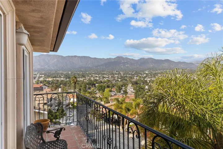 3435 Oakmont View Drive, Glendale, California 91208