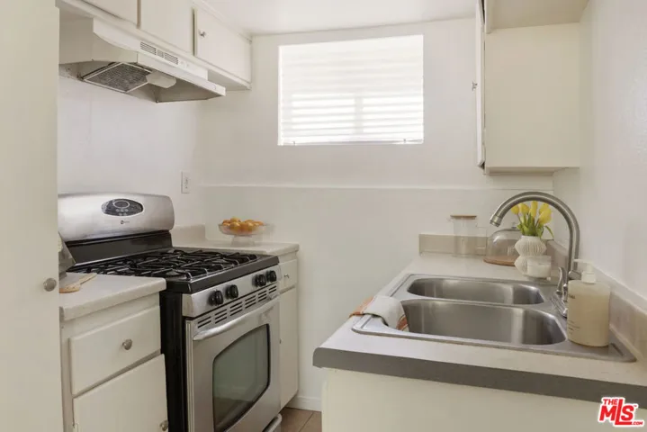 1561 Carmona Avenue, Los Angeles, California 90019