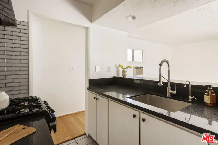 1561 Carmona Avenue, Los Angeles, California 90019