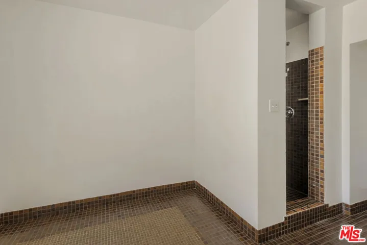 1561 Carmona Avenue, Los Angeles, California 90019