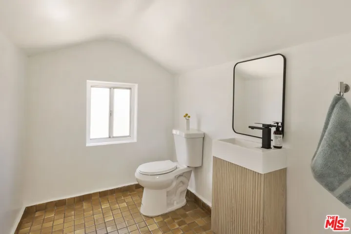 1561 Carmona Avenue, Los Angeles, California 90019