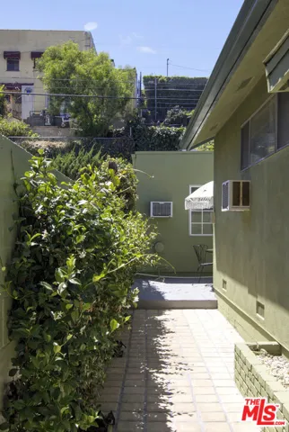 1561 Carmona Avenue, Los Angeles, California 90019
