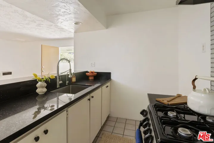 1561 Carmona Avenue, Los Angeles, California 90019