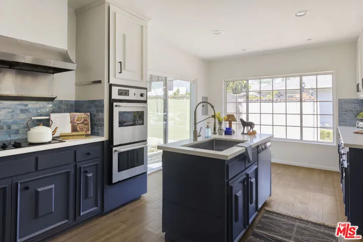 1561 Carmona Avenue, Los Angeles, California 90019