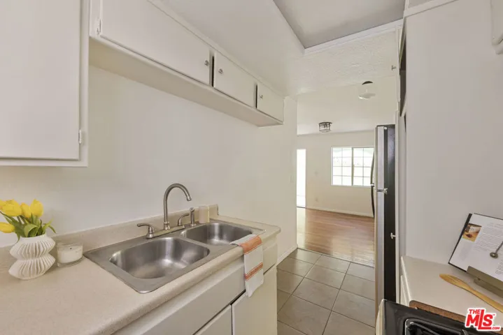 1561 Carmona Avenue, Los Angeles, California 90019