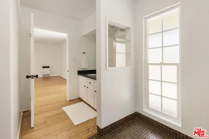 1561 Carmona Avenue, Los Angeles, California 90019