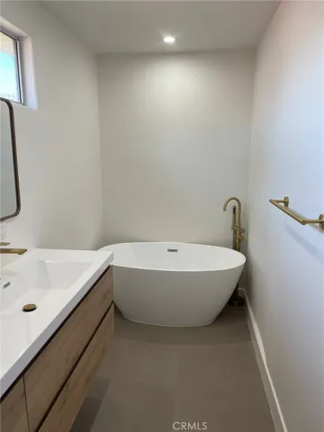 9400 Aqueduct Avenue, North Hills, California 91343