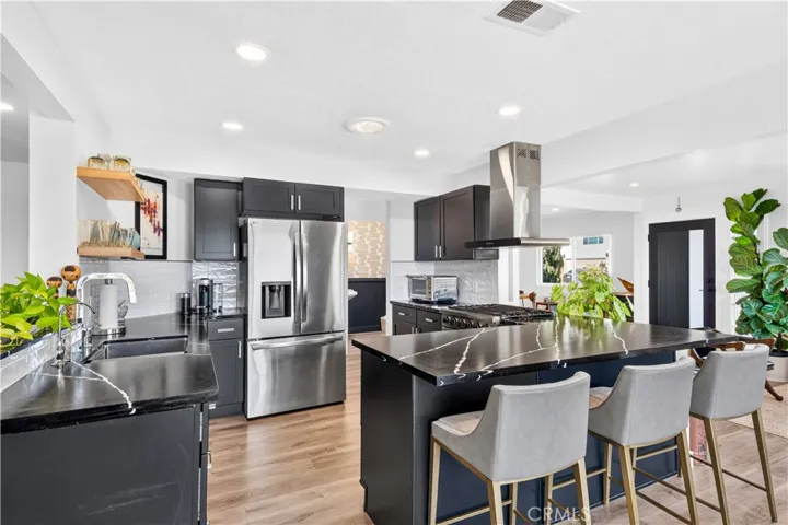 2043 Raymond, Signal Hill, California 90755