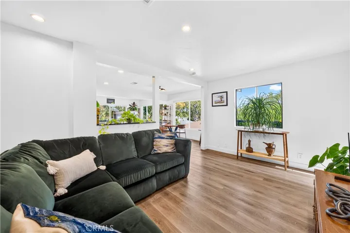 2043 Raymond, Signal Hill, California 90755