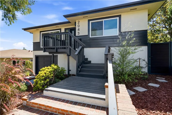 2043 Raymond, Signal Hill, California 90755