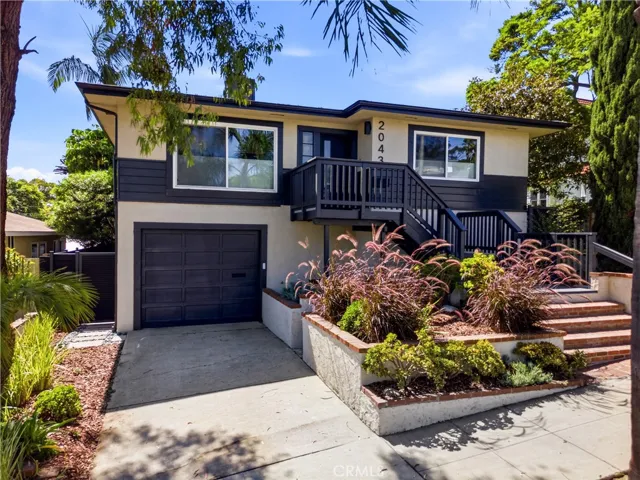 2043 Raymond, Signal Hill, California 90755