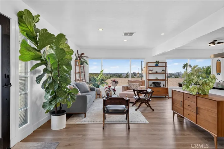 2043 Raymond, Signal Hill, California 90755