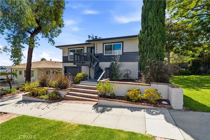2043 Raymond, Signal Hill, California 90755