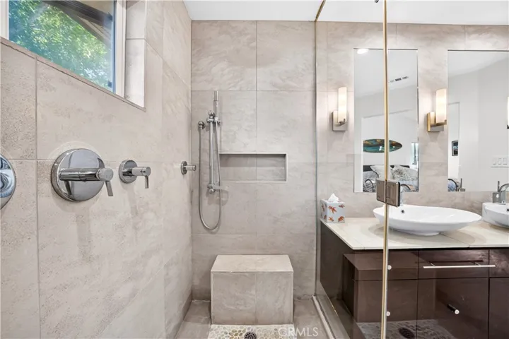 2043 Raymond, Signal Hill, California 90755