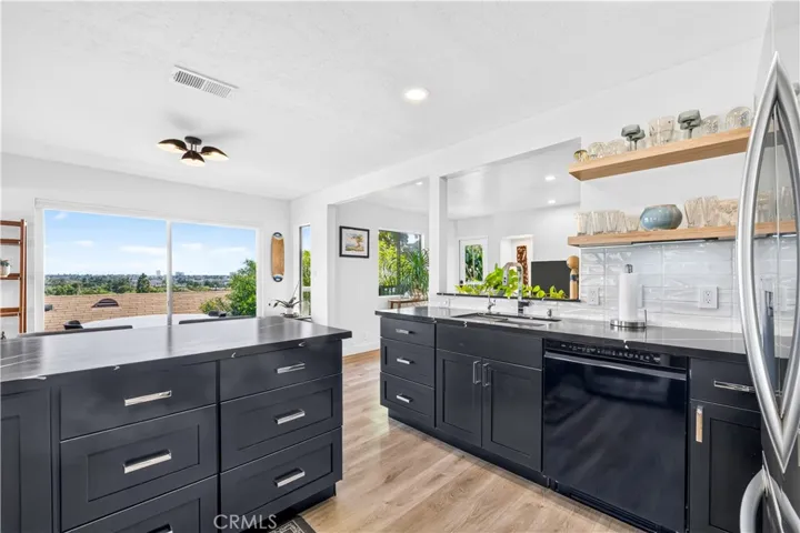 2043 Raymond, Signal Hill, California 90755