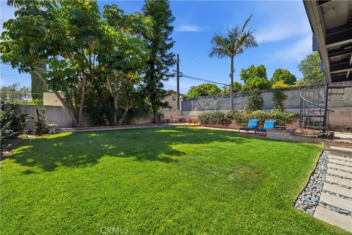 2043 Raymond, Signal Hill, California 90755