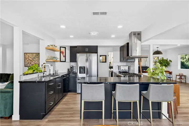 2043 Raymond, Signal Hill, California 90755