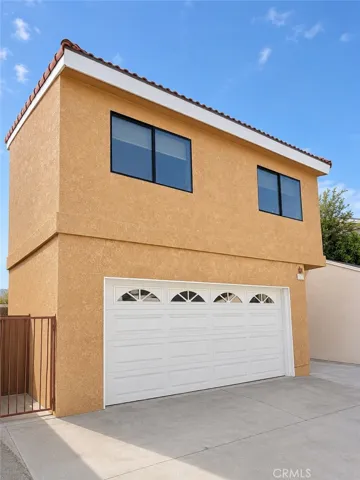 Garage with bonus room on top with laundry hookups