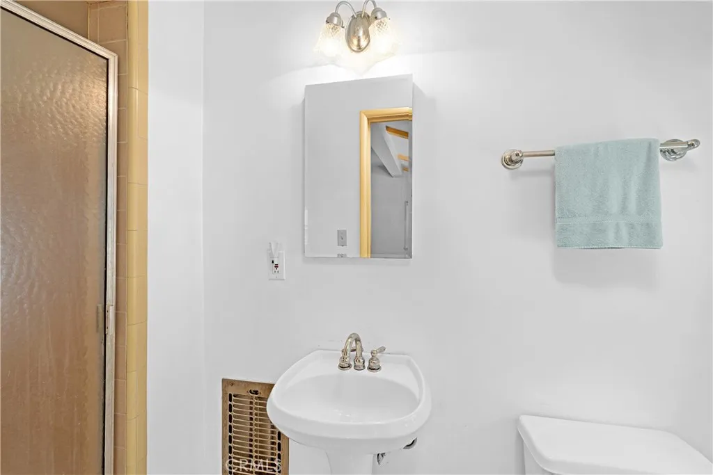 FRONT BEDROOM ENSUITE W/SHOWER