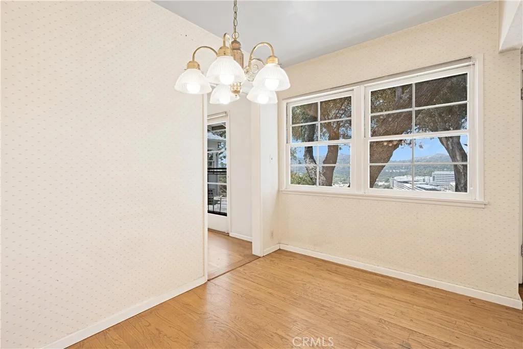 DNING ROOM W/GARDEN VIEW