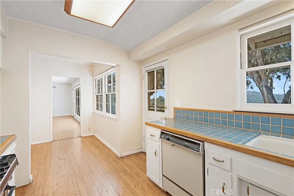 KITCHEN W/SIDE DOOR TO OUTSIDE.