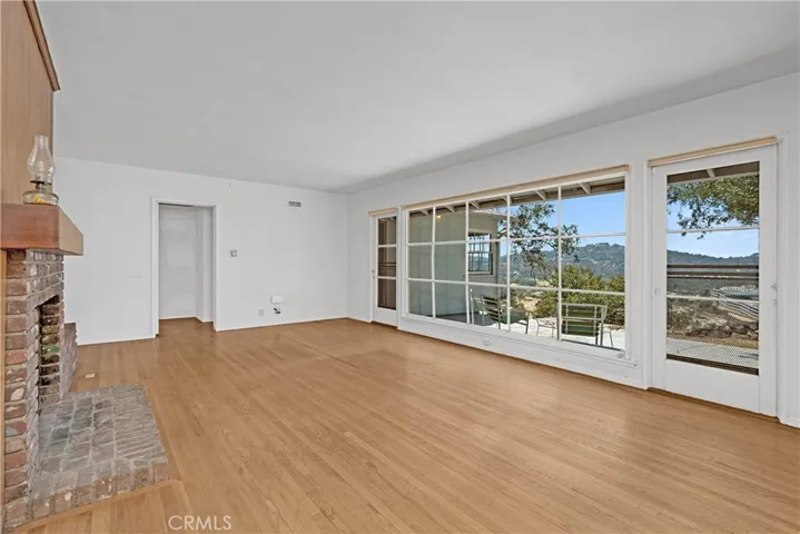 LIVING ROOM WITH VIEW TO OUTSIDE