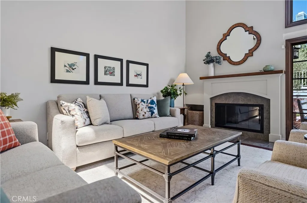 CUSTOM FIREPLACE MANTEL