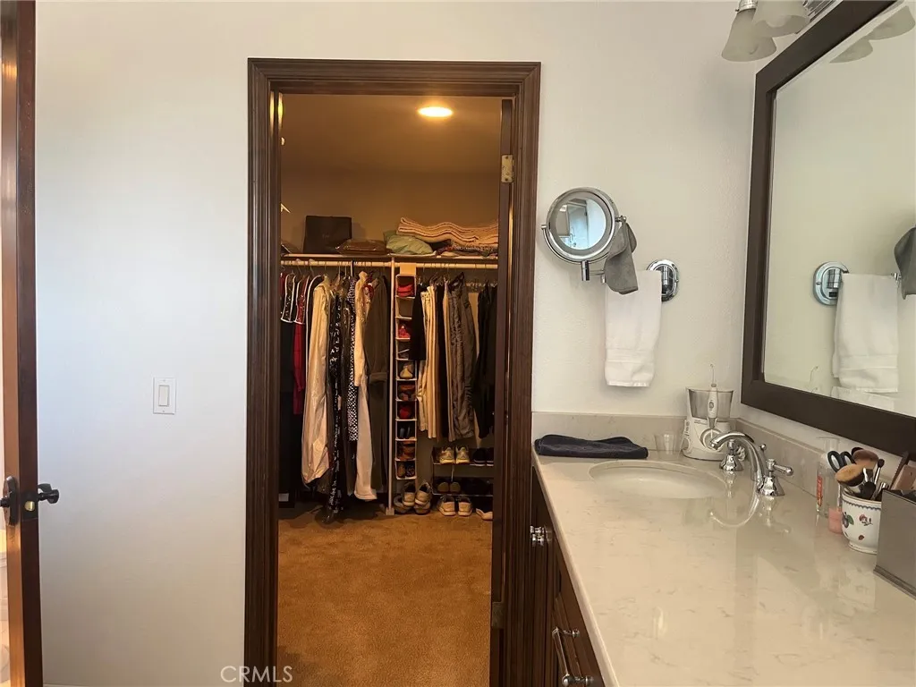 LARGE WALK-IN CLOSET