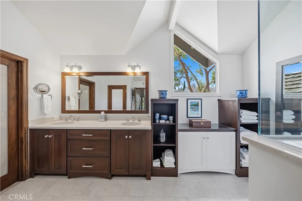 PRIMARY BATH, DOUBLE VANITIES