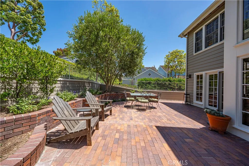 BEAUTIFUL BRICK ALL PATIO