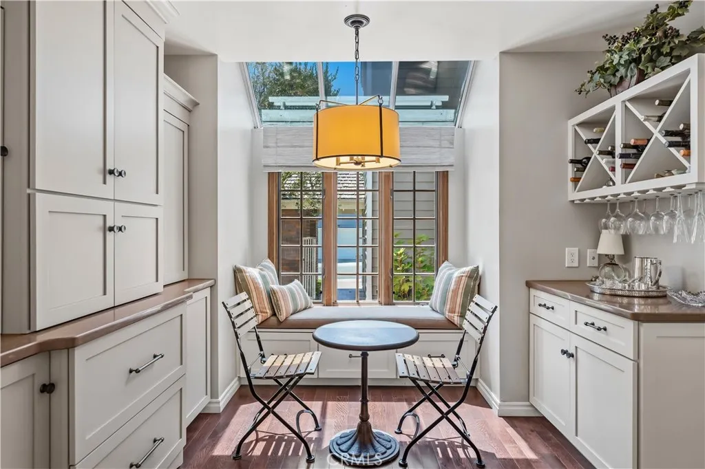 BREAKFAST NOOK WIT ADDED SITTING BENCH