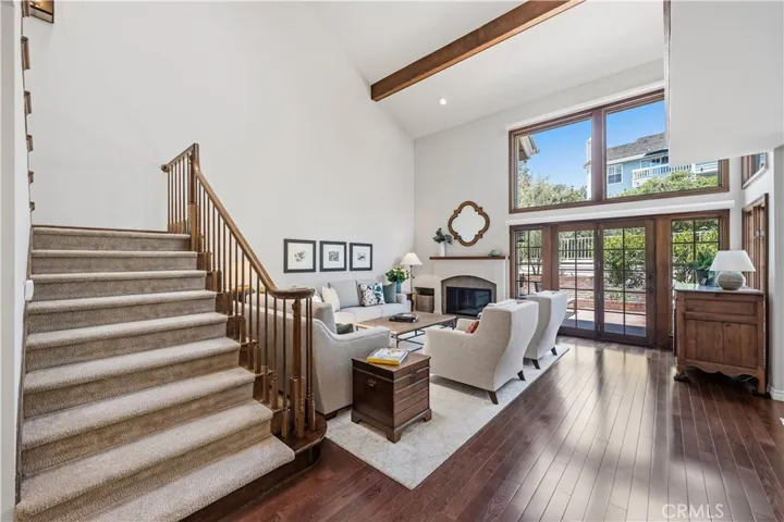 BEAUTIFUL HARDWOOD FLOORS ON MAIN LEVEL