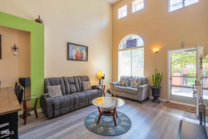 1334 Jamaica Lane - Living room