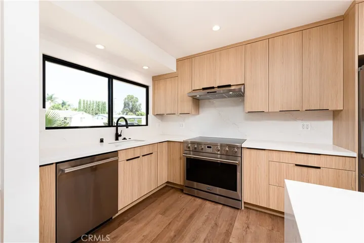 7008 Aura, Reseda, California 91335
