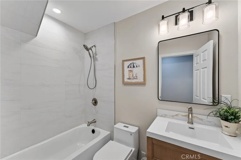 Hallway Full Bath (612/Front)