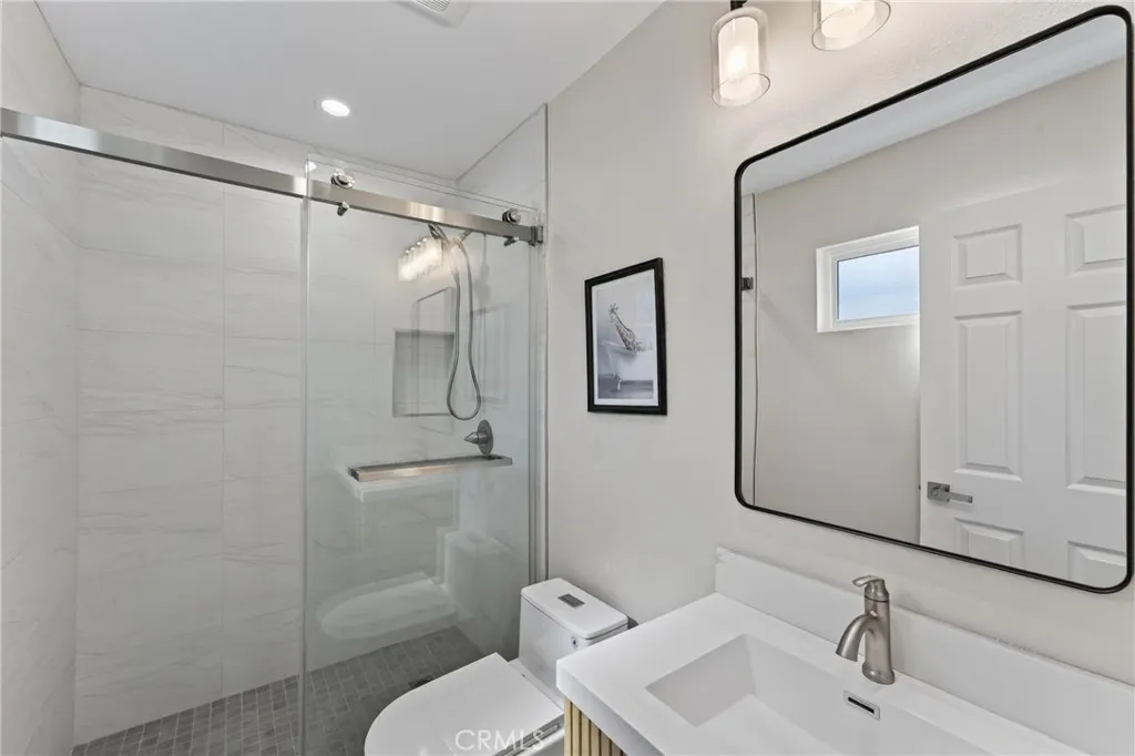 Secondary Suite Bath (612/Front)