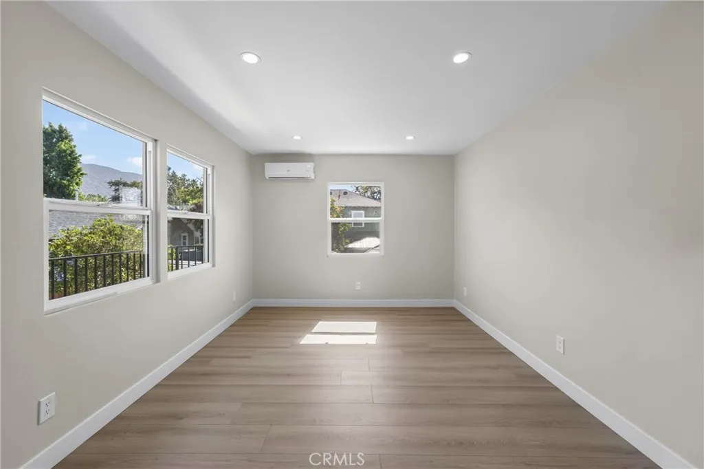 Living Room (614/Rear)