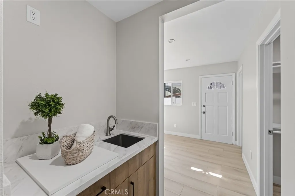 Secondary Suite Kitchenette (612/Front)