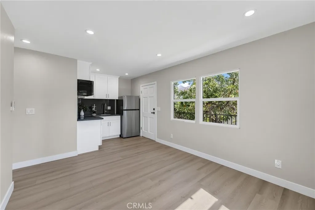 Living/Kitchen (614/Rear)