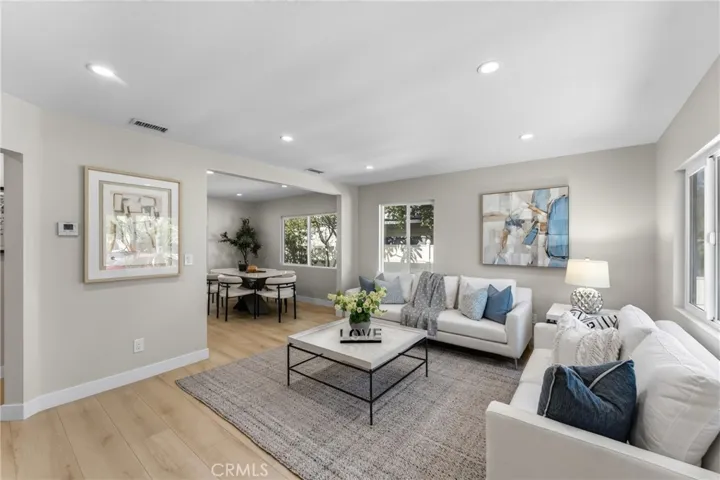 Living Room (612/Front)