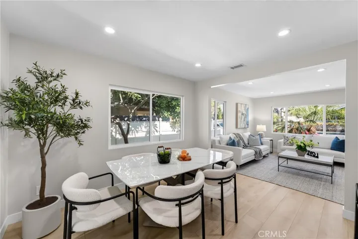 Dining Room (612/Front)
