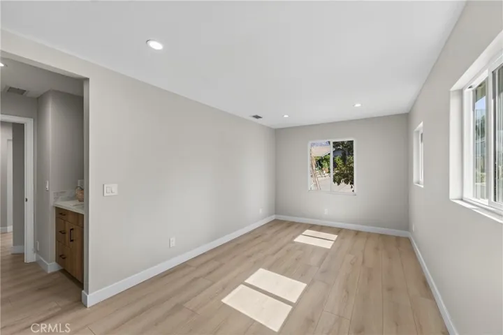 Secondary Suite (612/Front)