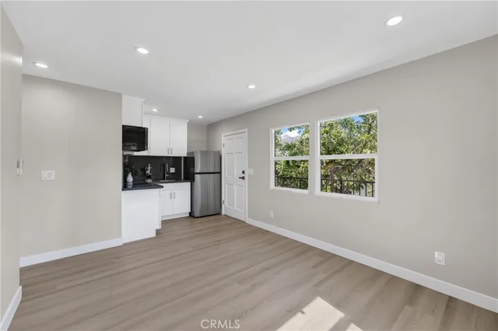 Living/Kitchen (614/Rear)