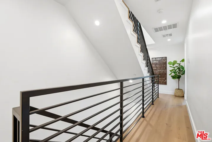 4095 Sawtelle Boulevard B, Culver City, California 90066
