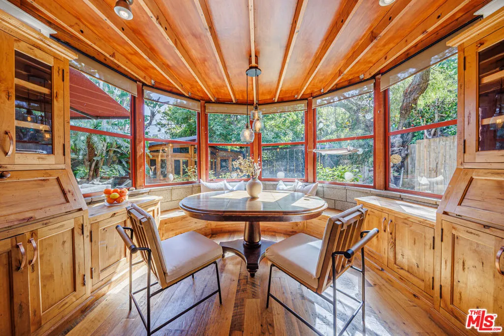 Breakfast / Dining area