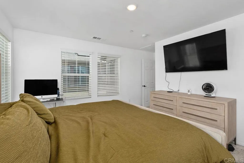 Spacious Primary w/ lots of natural light