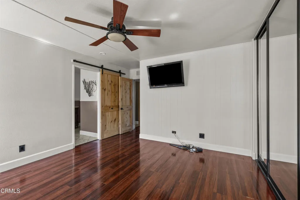 19-primary-bedroom-ensuite-entry