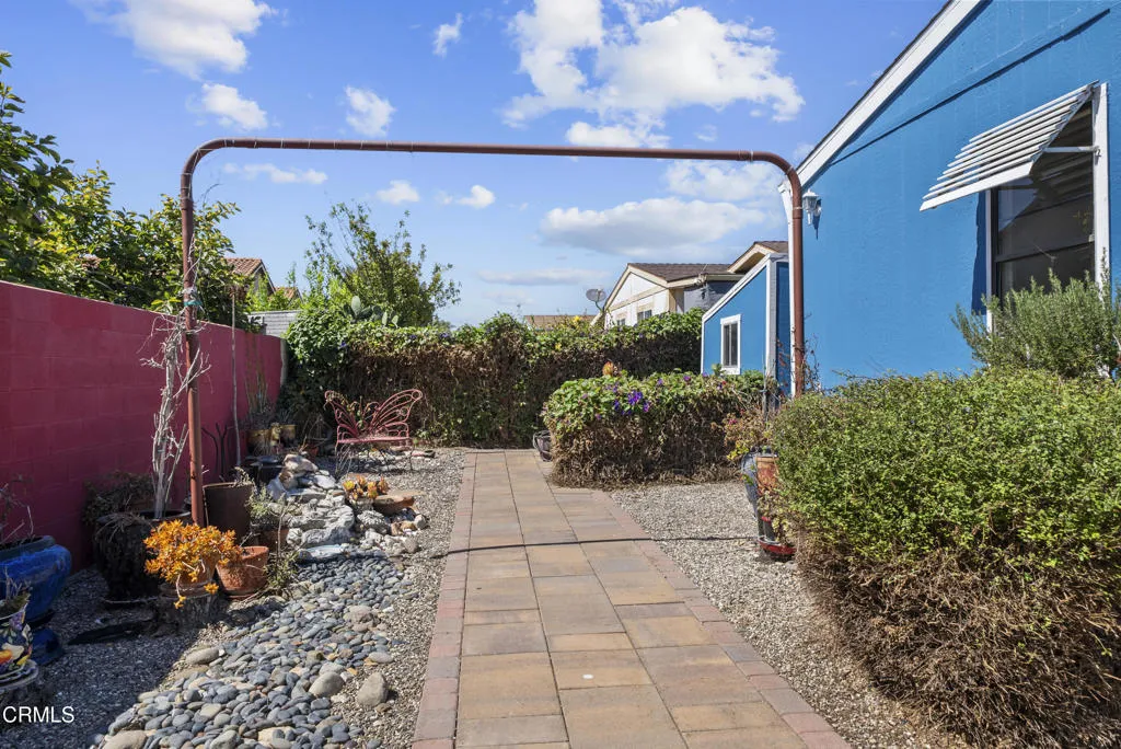30-side-garden-paver-walkway