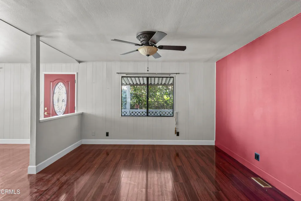 08-living-room-toward-entry