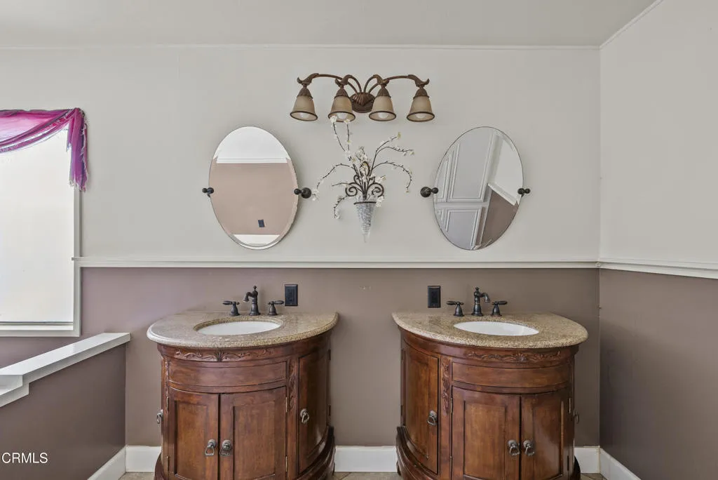 23-primary-bath-vanities